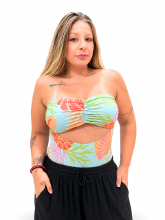 Modelo vestindo Body Tomara que Caia Tropical Mare Mio, evidenciando o decote tomara que caia, o recorte frontal e a estampa exclusiva.