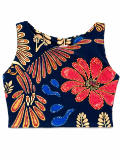 Cropped feminino Mare Mio com estampa floral azul-marinho, confeccionado em tecido leve e modelagem confortável.