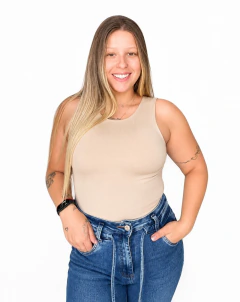 Modelo vestindo Body Glamour Bege Mare Mio com decote redondo, modelagem sem mangas e tecido confortável com excelente elasticidade para o dia a dia.