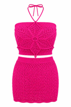 Conjunto Crochê Pink Mare Mio composto por top frente única e saia curta de cintura alta. Peças confeccionadas em crochê com acabamento delicado, caimento impecável e visual sofisticado.
