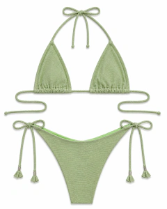 Biquíni cortininha verde Mare Mio em fundo branco, com top e calcinha ajustáveis por amarração.