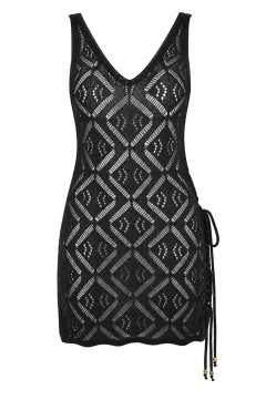 Vestido Tricô Ajuste Lateral Mare Mio preto em fundo branco, evidenciando a modelagem sem mangas, a trama geométrica em tricô e o ajuste lateral por amarração.