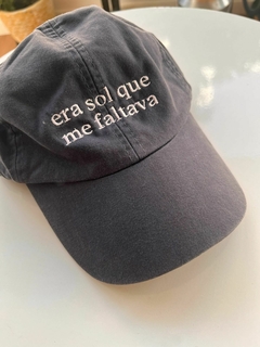 Boné "Era sol que me faltava" - Mare Mio Bikinis