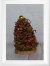 Customização de pinha seca para mini árvore de Natal decorada com musgo e sementes secas em tom avermelhado, ideal para decoração festiva.