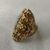 Anillo dorado y rojo en internet