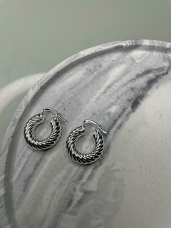 Argola torcida pequena