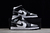 Air Jordan 1 Mid "Panda" na internet