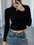 Camiseta crop con botón
