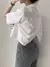 Camiseta corta con dobladillo blanco en internet