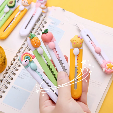 Mini Cutter Kawaii Portátil para Papel y Paquetes – Cuchillo de Oficina Compacto de 9.2 cm, Plástico + Metal, Ideal para Estudiantes y Escritorio - comprar en línea
