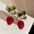Par de elegantes aretes de fresa