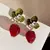 Par de elegantes aretes de fresa