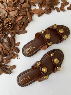 Rasteira com Aplicações Orgânicas (Marrom) - loja online