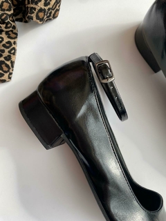 Scarpin com tira fina no tornozelo (Preto) - Mônica Boldrin Shoes