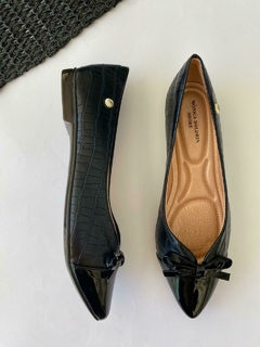 Sapatilha textura croco e laço (Preto) - Mônica Boldrin Shoes