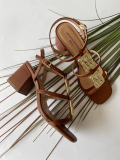 Sandália com Aplicações Douradas (Marrom) - comprar online