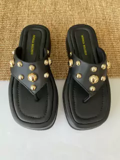 Flatform com aplicação de taxas douradas (Preto) - Mônica Boldrin Shoes