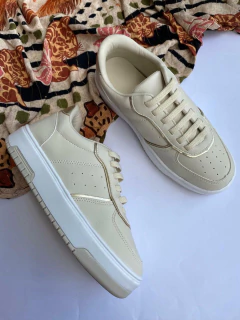 Tênis Off White com detalhes Dourado na internet