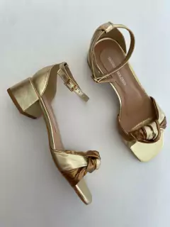 Sandália metalizada com detalhe em nó