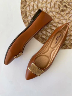 Sapatilha com aplicação em strass (Caramelo) na internet