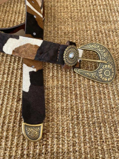 Cinto com aplicações animal print vaca (branco/preto/marrom) - Mônica Boldrin Shoes