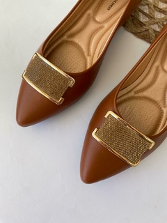 Sapatilha com aplicação em strass (Caramelo) - comprar online