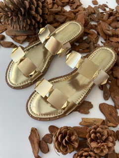 Rasteira Duas Tiras com Metal (Dourado)