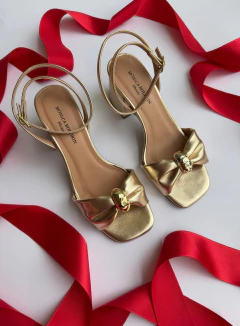 Sandália Clássica com Aplique (Dourada) - comprar online