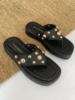 Flatform com aplicação de taxas douradas (Preto)