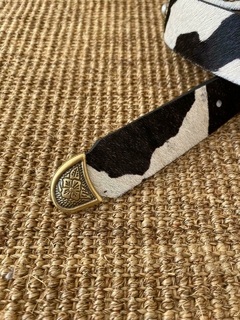 Cinto com aplicações animal print vaca (branco/preto) - Mônica Boldrin Shoes