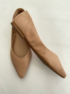 Sapatilha com textura croco (nude) - comprar online