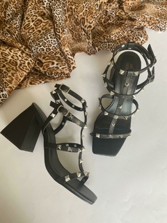 Sandália com tiras spikes (Preto) - comprar online
