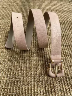 Cinto texturizado com detalhe dourado (Rosê)