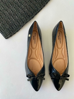 Sapatilha textura croco e laço (Preto) - comprar online