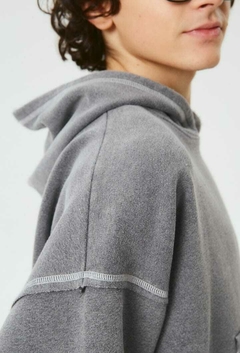 Buzo Shoot Frisa (Gris - Lila) | BUDDIES - Motivos Para Quedarte