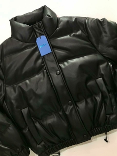 Campera dama pu canelon Yibuti (Negro) | NASA - comprar online