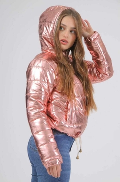 Campera metalizada con corderito (Rosa) | WAT