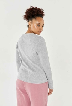 Remera Vince (Crudo - Gris) | BUDDIES - Motivos Para Quedarte