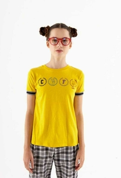 Remera campus (Azul - Mostaza) | BUDDIES - Motivos Para Quedarte