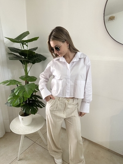 Camisa blanca con bolsillos