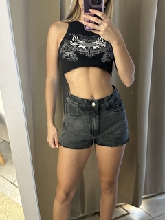 Short negro tiro alto sale en internet