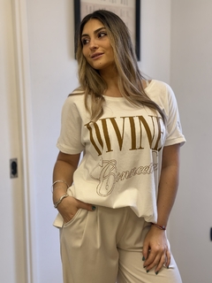 Remera Divine - María Kalá