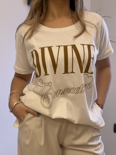 Remera Divine en internet