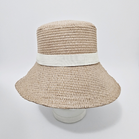 Sombrero estilo piluso de ala ancha en rafia de papel