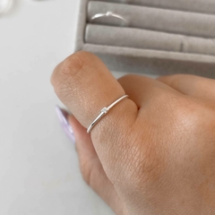 Anel solitário com mini zircônia