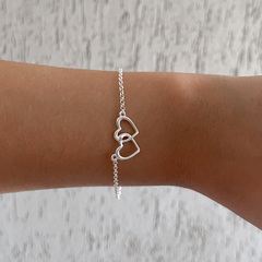Pulseira dois corações na internet