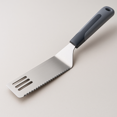 Espatula Parrilera Dentada con Mango de Goma - comprar online