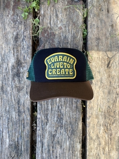 Gorra Trucker, con mesh trasero, regulables y con visera curva. Parches de diseño bordados. 