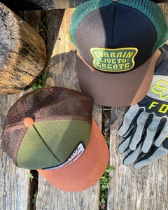 Gorra Trucker, con mesh trasero, regulables y con visera curva. Parches de diseño bordados. 