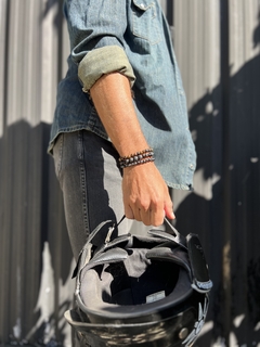 Pulsera de piedras naturales de ojo de tigre , piedras volcanicas y piedras obisidianas, enhebradas en tanza elastica. Diferentes talles para todas las medidas.